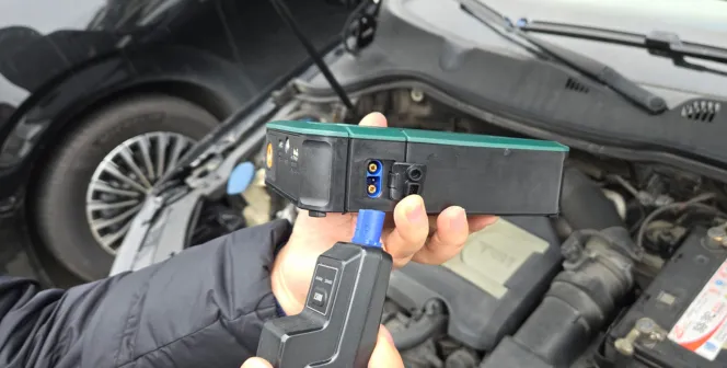 JS-507-car-jump-starter-jumping-start-a-vehicle